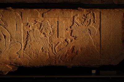 Banco do trono do Templo 21, escultura do rei Akhal Mo Nab, Palenque, México, 2005 (foto) de Kenneth Garrett