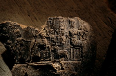 Urkesh, Império Hurriano, Síria, 2400 a.C., Giorgio Buccellati, impressão do selo de lama de qu..., 2004 (foto) de Kenneth Garrett