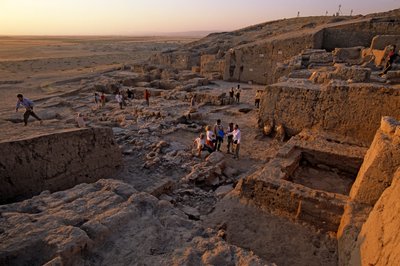 Urkesh, Império Hurriano, Síria, 2400 a.C., Giorgio Buccellati, escavação de um palácio, 2004 (foto) de Kenneth Garrett