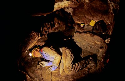 Quem foram os primeiros americanos, Timothy Heaton, escavando, On your Knees Cave, Prince..., 2008 (foto) de Kenneth Garrett