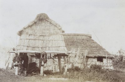 Armazém Ainu com Crianças Ainu, c.1890 (impressão de prata gelatina) de Kenzô Tamoto