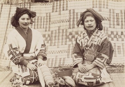 Ainu mulheres, c.1890s (impressão de prata de gelatina) de Kenzô Tamoto
