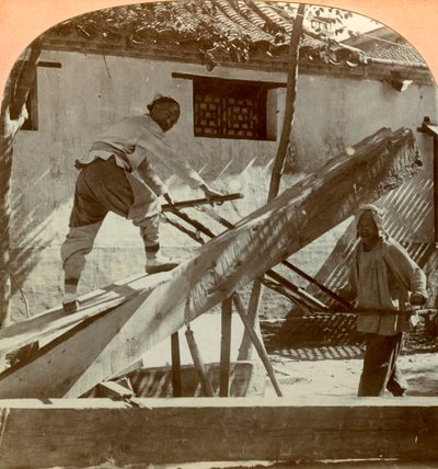 Uma serraria chinesa, Pequim, China, 1900. de Keystone View Company