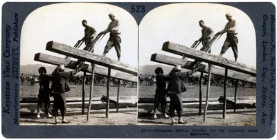 Homens chineses serrando madeira para o exército japonês, Manchúria, guerra russo-japonesa, 1904-1905. de Keystone View Company