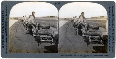 Transporte de sal para o interior por trem de carrinho de mão, China, 1906 de Keystone View Company
