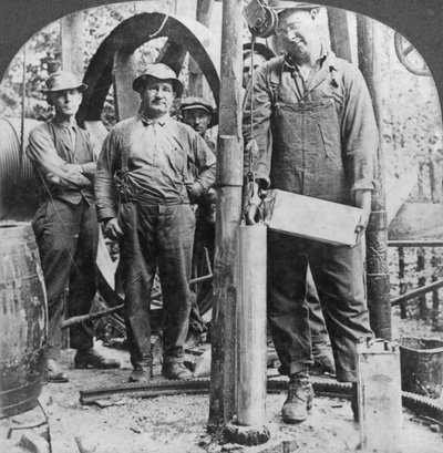 Preenchendo uma concha com nitro-glicerina, campo de petróleo na Pensilvânia, EUA, início do século XX de Keystone View Company