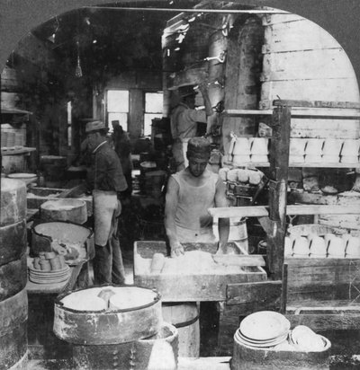 Disparar utensílios de mesa no Noted Pottery Center, Trenton, Nova Jersey, EUA, início do século XX de Keystone View Company