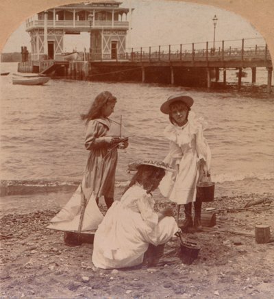 Brincando na praia c1900 de Keystone View Company