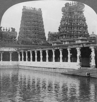 Ouro sagrado Lily Lake e pagodes - grande templo de Siva, Madura, sul da Índia, 1901. de Keystone View Company