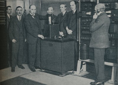 A Nova Magia: Enviando Fotos por Wireless e o Telefone Inescapável, c1935 de Keystone View Company