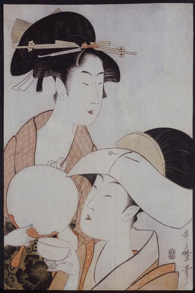 Busto retrato de duas mulheres, uma segurando um leque, o outro com uma tampa de cabeça segurando uma xícara de chá de Kitagawa Utamaro