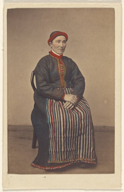 Rapariga de Osterfjorden. [mulher em traje norueguês, sentada]. de Knud Knudsen