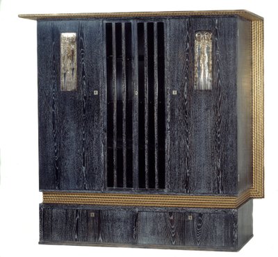 Móveis: armário com música em carvalho preto envernizado, madeira dourada, metal prateado e vidro feito por Koloman Moser (1868-1918) 1904 Dim. 1,99 m Paris, musee d
