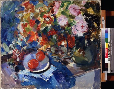 Asters e Tomates. Natureza morta com um grande ramo de flores e um prato com dois tomates sobre uma mesa. Pintura de Konstantin Alexeyevich Korovin (Constantin Korovine) (1861-1939), óleo sobre tela de Konstantin Alekseevich Korovin