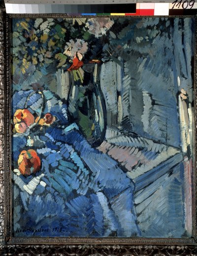 Flores e frutas. Natureza morta, um canto da mesa com uma toalha de mesa meio dobrada, sobre a qual são colocadas frutas e um vaso de flores. Obra de Konstantin Alexeyevich Korovin (Constantin Korovin) (1861-1939), têmpera sobre papelão de Konstantin Alekseevich Korovin