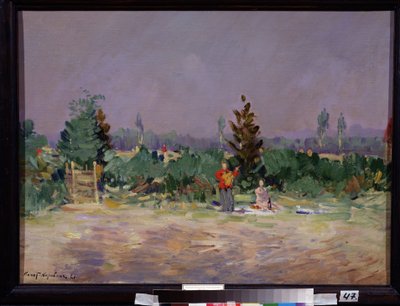 Um dia quente perto de Moscovo. Um piquenique de casal no campo, o homem de pé a tocar guitarra. Pintura de Konstantin Alexeyevich Korovin (Constantin Korovine) (1861-1939), óleo sobre tela de Konstantin Alekseevich Korovin
