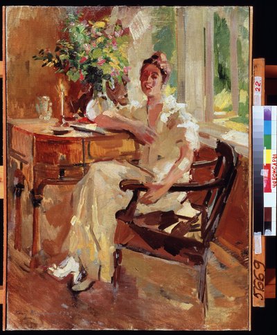 Uma senhora numa poltrona. Retrato de uma jovem alegre mulher, encostada à sua secretária, com um ramo de flores. Pintura de Konstantin Alexeyevich Korovin (Constantin Korovine) (1861-1939), óleo sobre tela de Konstantin Alekseevich Korovin