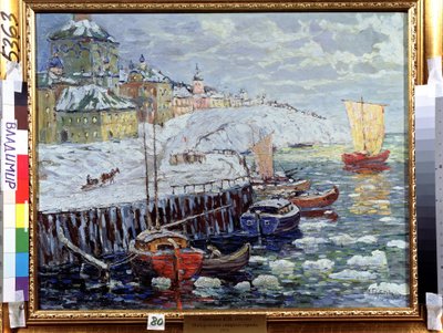 Aterro de uma antiga cidade russa. Descrição dos cais onde os barcos estão ancorados num rio coberto de blocos de neve, ao fundo, partindo uma cidade e um barco à vela. Pintura por Konstantin (Co de Konstantin Ivanovich Gorbatov