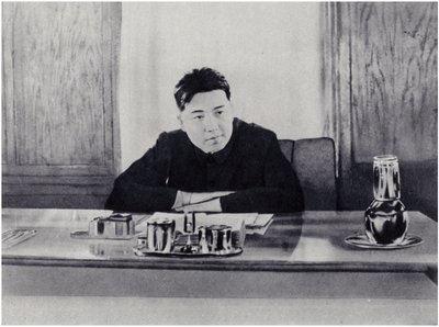 Camarada Kim Il-sung no seu gabinete no Conselho Popular da Coreia do Norte (litho) de Korean Photographer