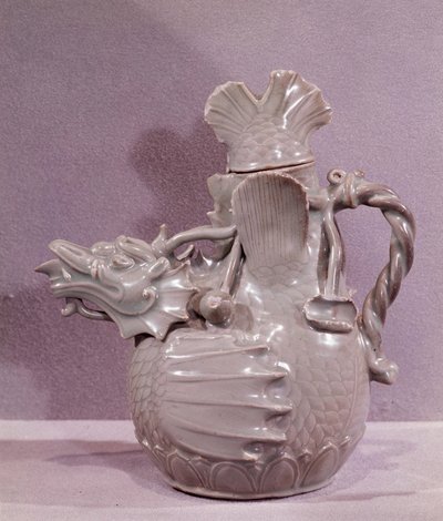 Arte coreen: aquamarine de cerâmica com a forma de um dragão aquático. Período Koryo de Korean School