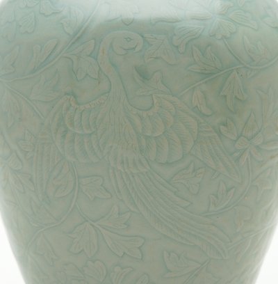 Garrafa (maebyeong) com desenho entalhado e inciso de duas fênix e rolos de peônia, meados do século 12 (grés com esmalte celadon) de Korean School