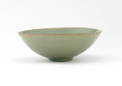 Tigela com desenho moldado de peixe entre as ondas, meados do século 12 (grés com vidrado de celadon) de Korean School