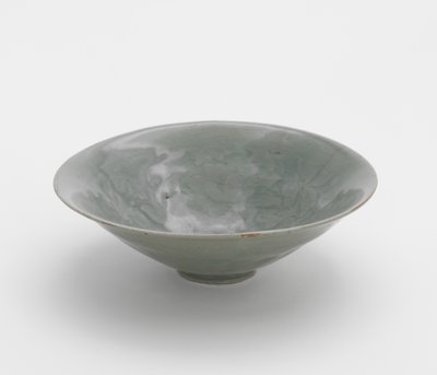 Tigela com desenho de peônia vinescroll moldada, primeira metade do século 12 (grés com esmalte celadon) de Korean School
