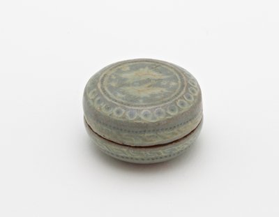 Caixa com desenho embutido de guindastes e nuvens emparelhados, primeira metade do século XIII (grés com incrustações brancas e pretas sob esmalte celadon) de Korean School