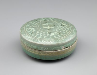 Caixa coberta com desenho embutido de guindastes e nuvens, segunda metade do século XIII (grés com incrustações brancas e pretas sob esmalte celadon) de Korean School