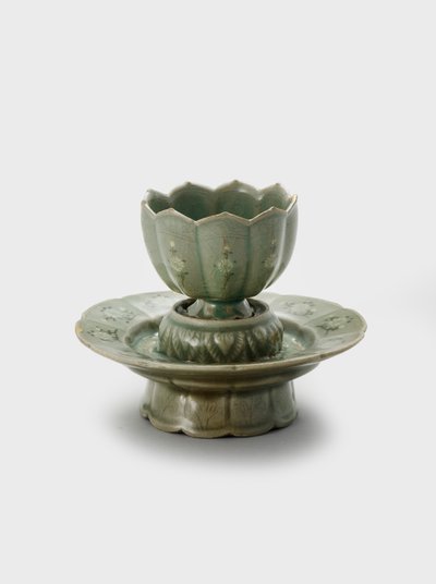 Taça e suporte, finais do século XII e início do século XIII (grés com decoração de escorregamento incrustado e
celadon glaze) de Korean School