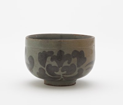 Taça com desenho de flores de peônia, primeira metade do século 12 de Korean School