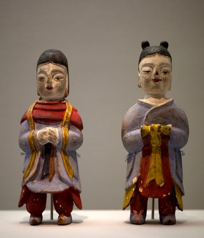 Figuras com disfarces de xamã. Estatuetas de madeira policromada, coreen de arte de Korean School
