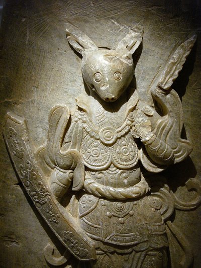 Grave ornamento, coelho zodíaco sobre agalmatolita, século 8 sob o período dos Reinos do Norte e do Sul, Coréia. Fotografia, Museu Nacional de Seul, República da Coreia de Korean School