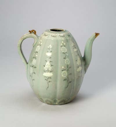 Ewer em forma de melão com pergaminhos florais estilizados (grés com esmalte celadon e decoração incrustada sob o vidrado de argilas pretas e brancas, com reparo de ouro) de Korean School