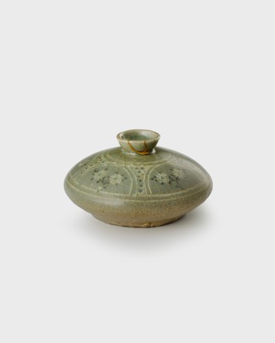 Garrafa de azeite, final do século XII (grés com decoração de deslizamento incrustado e
celadon glaze) de Korean School