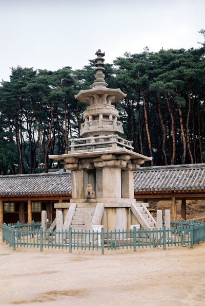 Tabo-tap (Pagoda de Prabhutaratna), parte do complexo do Templo de Pulkuk-sa, construído pela primeira vez em 528, expandido em 751 e reconstruído após um incêndio em 1612-59. de Korean School