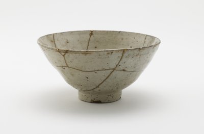 Tigela de chá (koraijawan), segunda metade do século 16 (porcelana com esmalte transparente azul claro, reparos em laca dourada) de Korean School