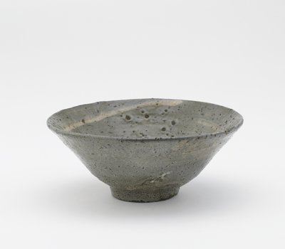 Taça para chá, tipo Totoya, província de Kyongsang Namdo, Coréia, período Choson, final do século XVI a início do século XVII (grés com decoração escorregadia sob esmalte feldspático) de Korean School