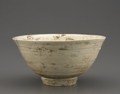 Tigela de chá, provavelmente província de Kyongsang Namdo, período Choson, segunda metade do século XVI (porcelana com esmalte claro) de Korean School