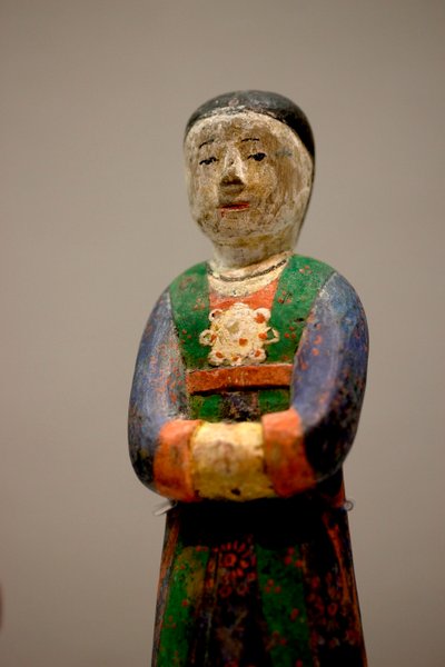 A figura decorativa de uma sepultura. Madeira talhada em policromia, período Joseon (Choson) tardio de Korean School