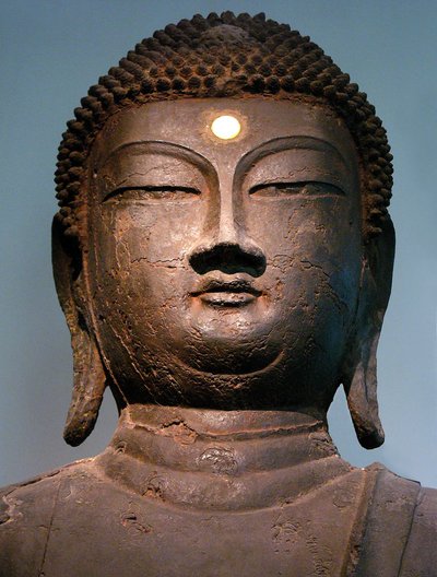 Cabeça de Buda de Ferro, do período Goryeo do século X, do mosteiro de Hasachang-dong, Hanam, Gyeonggi-do, Coreia. Fotografia, Museu Nacional de Seul, República da Coreia, 2006. de Korean School