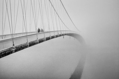 Pessoas numa ponte enevoada de Krunoslav Nevistic