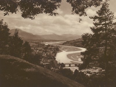 Bad Tölz e o vale do Isar, vista do Calvário; Bad Tölz e o Vale do Isar, Vista do Kalvarienberg (foto p/b) de Kurt Hielscher