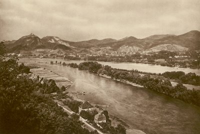Das Siebengebirge am Rhein; The Siebengebirge on the Rhine (foto a p/b) de Kurt Hielscher