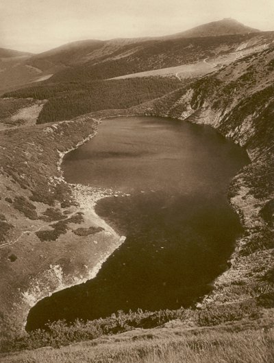 Der grosse Teich und die Schneekoppe (Riesengebirge); The Great Pond and the Schneekoppe (Riesengebirge) (foto a p/b) de Kurt Hielscher