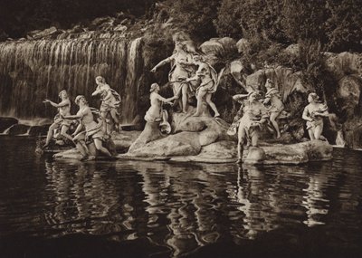 Itália: Caserta, Grupo de Diana, no parque (foto p/b) de Kurt Hielscher