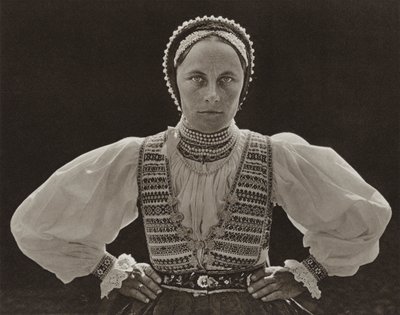 Roménia: Ghinda, mulher saxónica (foto a p/b) de Kurt Hielscher