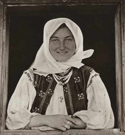 Roménia: Oncesti, Na janela (foto a p/b) de Kurt Hielscher