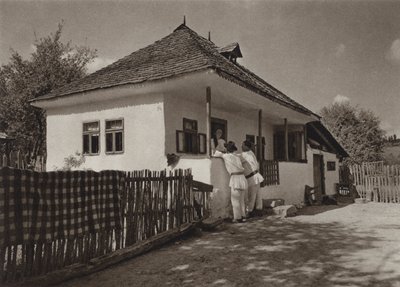 Romênia: Voinesti, casas camponesas (foto p/b) de Kurt Hielscher