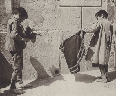 Espanha: Meninos brincando de tourada (foto p/b) de Kurt Hielscher